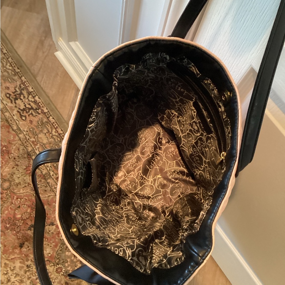 Betsey Johnson Tote Bag black and Pink, inside pockets and zipper. - Picture 6 of 10